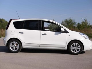 2011 Nissan Note I Рестайлинг, белый, 680000 рублей, вид 4