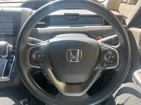 2017 Honda Freed II, серый, 1350000 рублей, вид 4