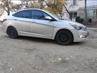 2015 Hyundai Solaris I Рестайлинг, серебристый, 800000 рублей, вид 3