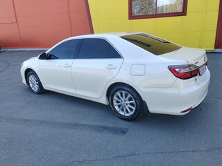 2015 Toyota Camry VII (XV50) Рестайлинг, белый, 2100000 рублей, вид 4