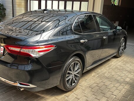 2023 Toyota Camry VIII (XV70) Рестайлинг, чёрный, 3690000 рублей, вид 5