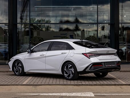 2023 Hyundai Elantra VII (CN7) Рестайлинг, белый, 1625000 рублей, вид 4