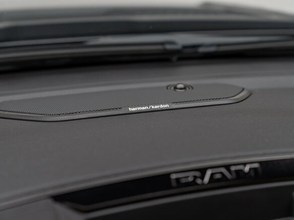 2024 Ram 1500 Crew Cab eTorque V, серый, 10990000 рублей - вид 22