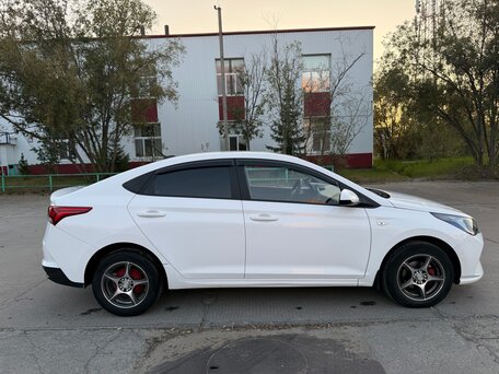 2021 Hyundai Solaris II Рестайлинг, белый, 1530000 рублей, вид 2