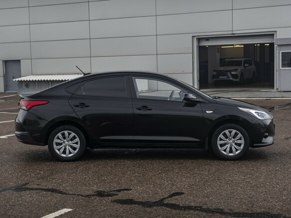 2021 Hyundai Solaris II Рестайлинг, чёрный, 1538000 рублей - вид 3