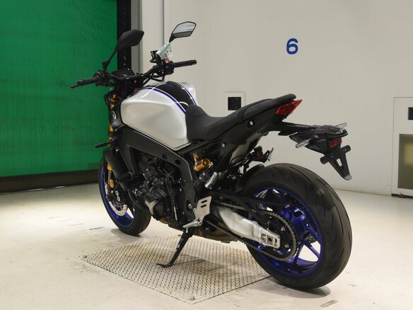 2022 Yamaha MT-09 (FZ-09), серебристый, 1175000 рублей - вид 3