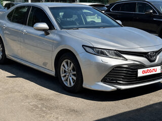 2018 Toyota Camry VIII (XV70), серебристый, 1640000 рублей, вид 1