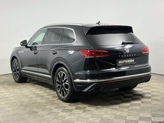 2018 Volkswagen Touareg III, чёрный, 4494900 рублей, вид 2