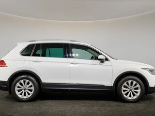 2020 Volkswagen Tiguan II Рестайлинг, белый, 2255000 рублей, вид 4