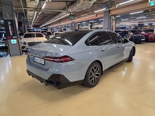 2025 BMW 5 серии 523d xDrive VIII (G60/G61/G68), серый, 7390000 рублей, вид 3