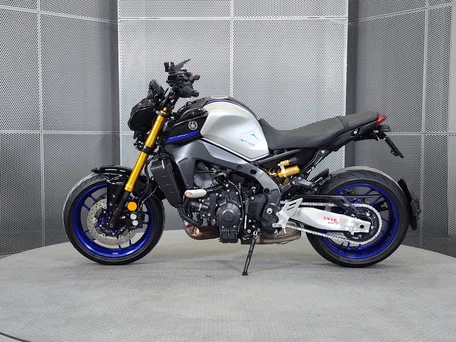 2024 Yamaha MT-09 (FZ-09), серебристый, 1199000 рублей, вид 5