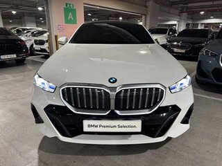 2023 BMW 5 серии 530i xDrive VIII (G60/G61/G68), белый, 6835000 рублей, вид 2