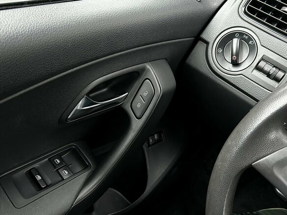 2017 Volkswagen Polo V Рестайлинг, коричневый, 998700 рублей - вид 16