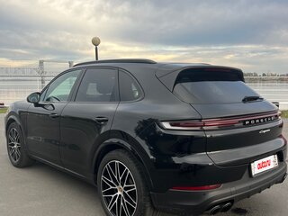 2023 Porsche Cayenne III Рестайлинг, чёрный, 13600000 рублей, вид 4