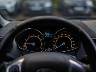 2016 Ford Fiesta Mk6 Рестайлинг, серебристый, 630000 рублей, вид 5