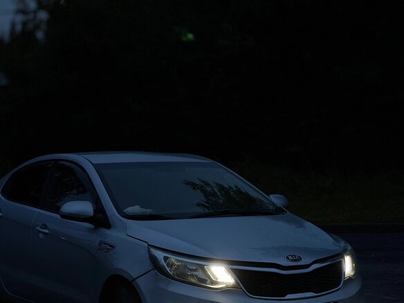 2015 Kia Rio III Рестайлинг, серебристый, 700000 рублей - вид 3