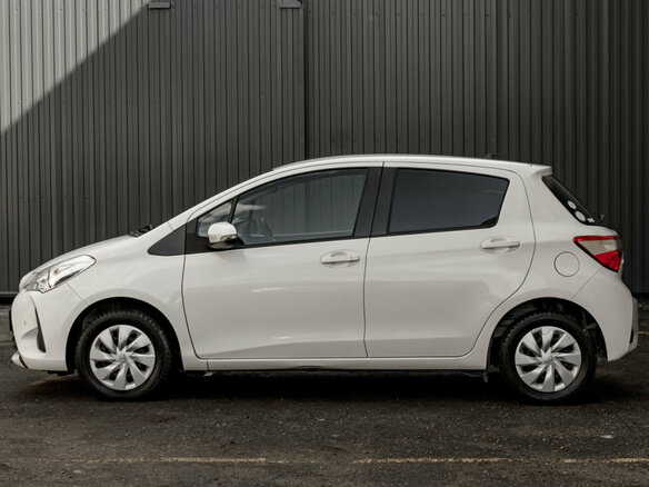 2019 Toyota Vitz III (XP130) Рестайлинг 2, белый, 980000 рублей - вид 7