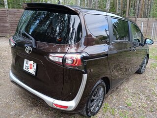 2020 Toyota Sienta II Рестайлинг, коричневый, 1450000 рублей, вид 3