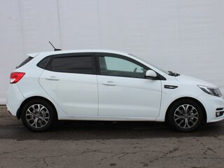 2017 Kia Rio III Рестайлинг, белый, 1015000 рублей, вид 4