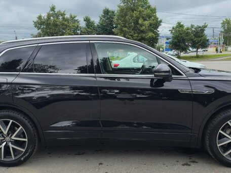 2018 Volkswagen Touareg III, чёрный, вид 3