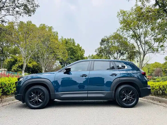 2023 Mazda CX-50, синий, 2180500 рублей - вид 4