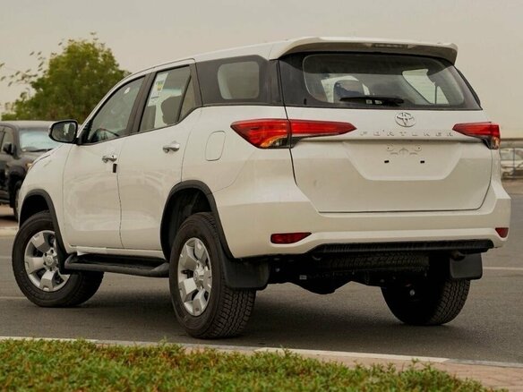 2025 Toyota Fortuner II Рестайлинг, белый, 5000000 рублей - вид 3