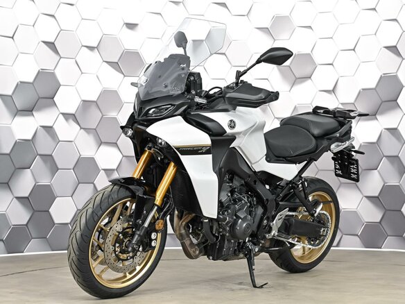 2023 Yamaha MT-09 Tracer (FJ-09), белый, 1279000 рублей - вид 1
