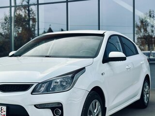 2020 Kia Rio IV, белый, 1529000 рублей, вид 4