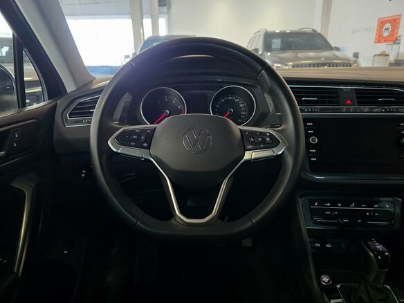 2021 Volkswagen Tiguan II Рестайлинг, чёрный, 3099000 рублей - вид 12