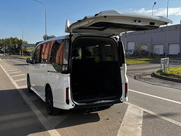 2021 Honda Stepwgn Spada V Рестайлинг, белый, 1950000 рублей - вид 17