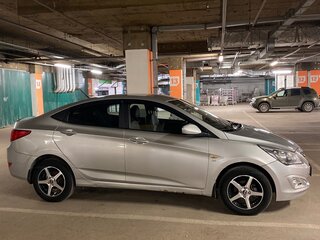 2016 Hyundai Solaris I Рестайлинг, серебристый, 770000 рублей, вид 4