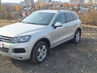 2010 Volkswagen Touareg II, серебристый, 1720000 рублей, вид 2