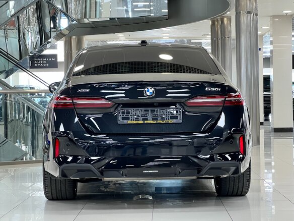 2025 BMW 5 серии 530i xDrive VIII (G60/G61/G68), чёрный, 9300000 рублей - вид 6