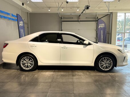 2015 Toyota Camry VII (XV50) Рестайлинг, белый, 2205000 рублей, вид 4
