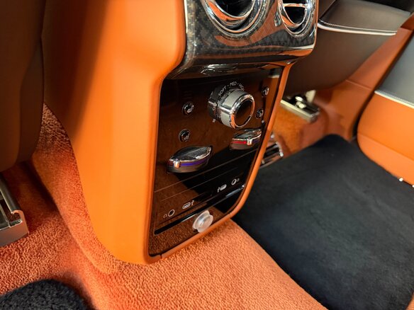 2024 Rolls-Royce Cullinan Black Badge I Рестайлинг (Series II), чёрный, 52700000 рублей - вид 18