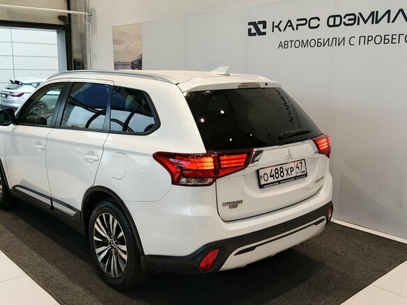 2019 Mitsubishi Outlander III Рестайлинг 3, белый, 1870000 рублей - вид 5