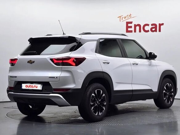 2023 Chevrolet TrailBlazer III Рестайлинг, белый, 1670000 рублей - вид 1