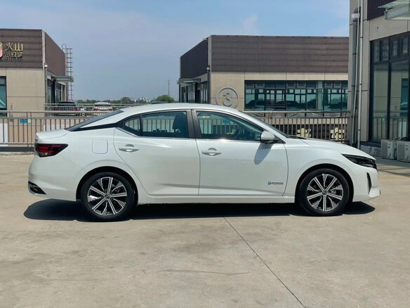 2023 Nissan Sylphy IV (B18) Рестайлинг, белый - вид 3