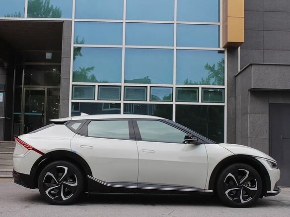2023 Kia EV6 Standard Range I, белый - вид 3