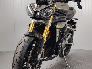 2021 Triumph Speed Triple, серый, 1169000 рублей, вид 3