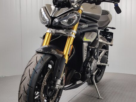 2021 Triumph Speed Triple, серый, 1169000 рублей, вид 3