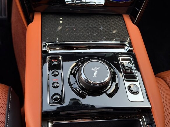 2024 Rolls-Royce Cullinan Black Badge I Рестайлинг (Series II), чёрный, 52700000 рублей - вид 20