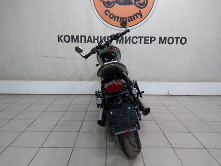 2024 Triumph Bonneville Bobber, чёрный, 1649000 рублей, вид 4