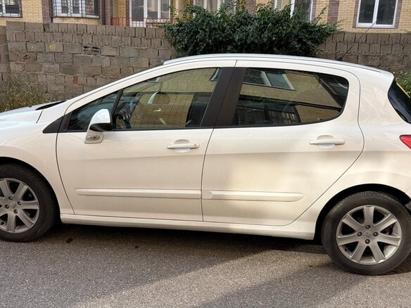2012 Peugeot 308 I Рестайлинг, белый, 600000 рублей - вид 3