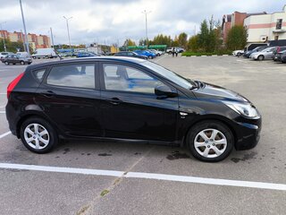 2013 Hyundai Solaris I, чёрный, 700000 рублей, вид 2