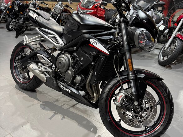 2019 Triumph Street Triple, чёрный, 755000 рублей - вид 3