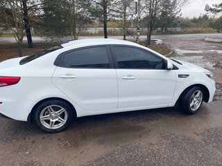 2017 Kia Rio III Рестайлинг, белый, 790000 рублей, вид 3