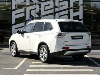 2014 Mitsubishi Outlander III Рестайлинг, белый, 1589000 рублей, вид 2