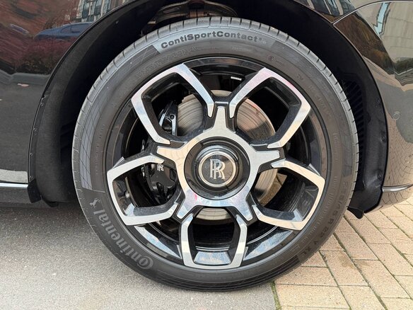 2026 Rolls-Royce Cullinan Black Badge I Рестайлинг (Series II), чёрный, 59850000 рублей - вид 14