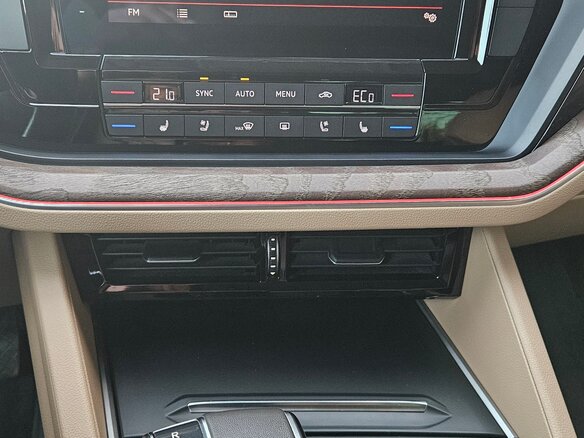 2018 Volkswagen Touareg III, коричневый, 5080000 рублей - вид 25